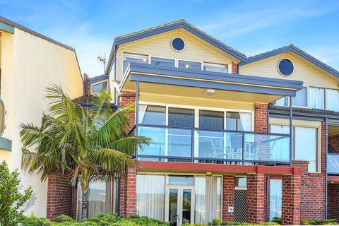 Franklin Beachfront Apartments - Accommodation Cairns 2