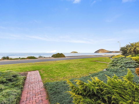 Franklin Beachfront Apartments - Accommodation Cairns 0