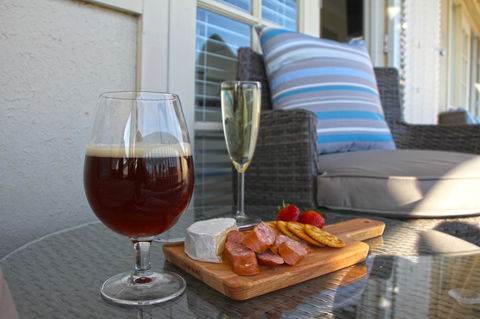 Smugglers Inn Studio Apartments - Accommodation Cairns 2