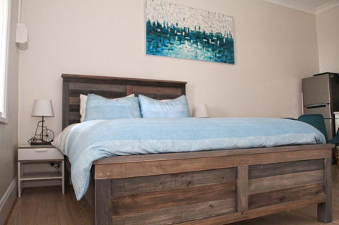 Smugglers Inn Studio Apartments - Accommodation Cairns 0