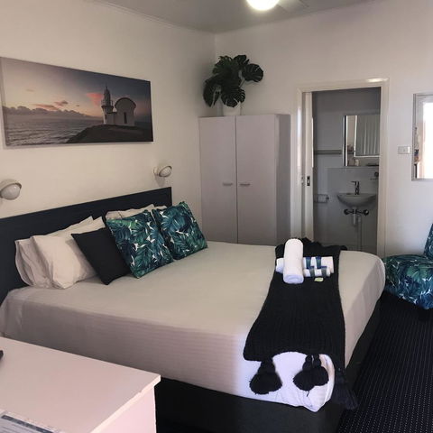 OCEAN BREEZE MOTEL - Accommodation Cairns 2