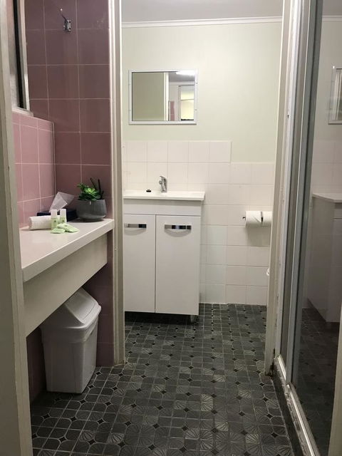 OCEAN BREEZE MOTEL - Accommodation Cairns 14