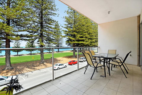 Breeze Beachfront Apartment - Accommodation Cairns 5