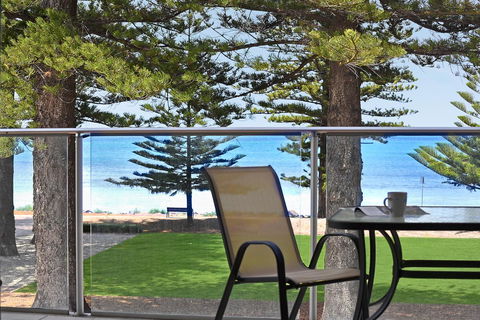 Breeze Beachfront Apartment - Accommodation Cairns 3