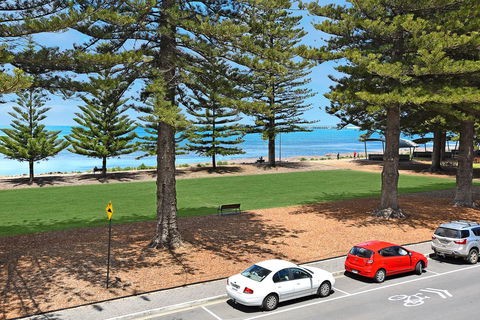 Breeze Beachfront Apartment - Accommodation Cairns 4