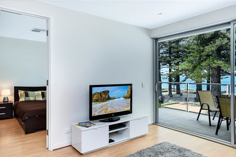 Breeze Beachfront Apartment - Accommodation Cairns 7