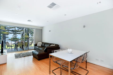 Breeze Beachfront Apartment - Accommodation Cairns 12