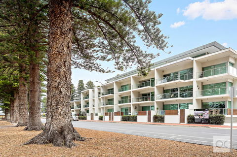 Breeze Beachfront Apartment - Accommodation Cairns 0