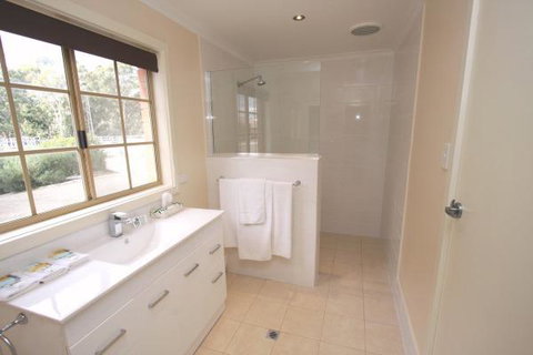 Clare Central - Accommodation Cairns 9