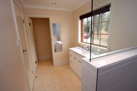 Clare Central - Accommodation Cairns 11