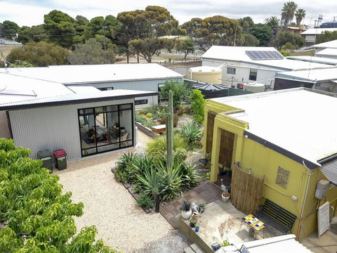 Sinclair Cottage - Accommodation Cairns 0