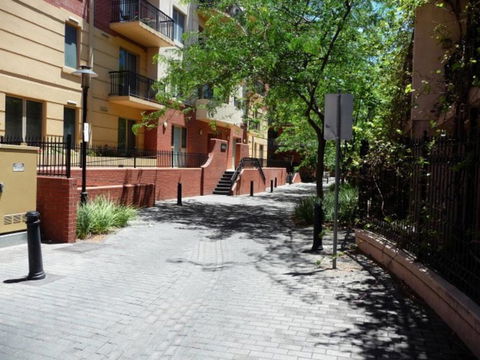 City Escape 3 Bedroom East End Of Adelaide - Accommodation Cairns 2