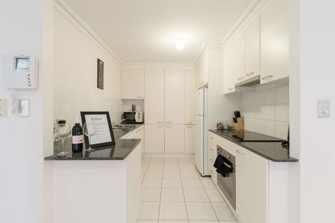 One Bedroom In Adelaideâ€™s East End FREE WIFI*Netflix*Parking - Accommodation Cairns 3