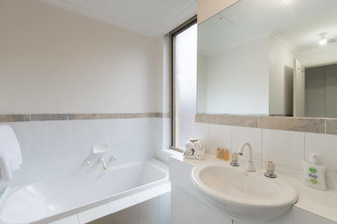 One Bedroom In Adelaideâ€™s East End FREE WIFI*Netflix*Parking - Accommodation Cairns 11