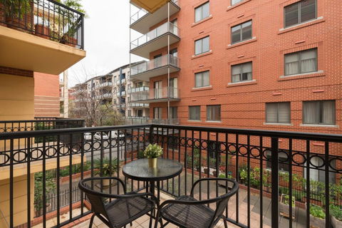 One Bedroom In Adelaideâ€™s East End FREE WIFI*Netflix*Parking - Accommodation Cairns 2