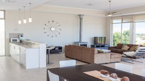 Golfers Paradise (18th Tee) - 52 Huntingdale Drive - Accommodation Cairns 9