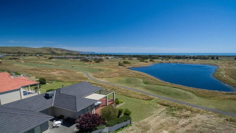 Golfers Paradise (18th Tee) - 52 Huntingdale Drive - Accommodation Cairns 0