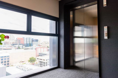 Modern 2 Bedroom+WIFI/Netflix/Parking+Great Views! - Accommodation Cairns 10