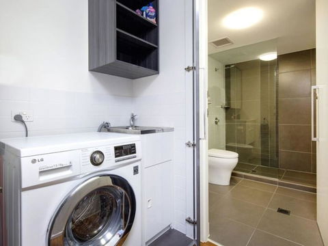 Modern 2 Bedroom+WIFI/Netflix/Parking+Great Views! - Accommodation Cairns 36