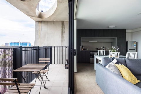Modern 2 Bedroom+WIFI/Netflix/Parking+Great Views! - Accommodation Cairns 2