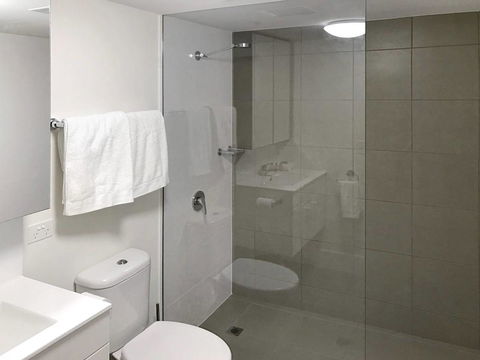 Modern 2 Bedroom+WIFI/Netflix/Parking+Great Views! - Accommodation Cairns 43