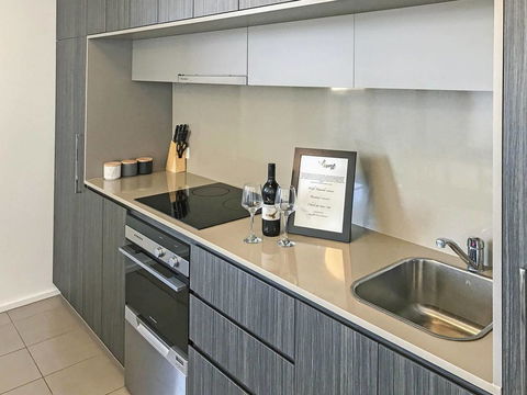 Modern 2 Bedroom+WIFI/Netflix/Parking+Great Views! - Accommodation Cairns 37