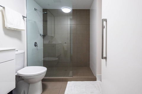 Modern 2 Bedroom+WIFI/Netflix/Parking+Great Views! - Accommodation Cairns 26