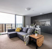 Modern 2 BedroomWIFI/Netflix/ParkingGreat Views - Accommodation Cairns