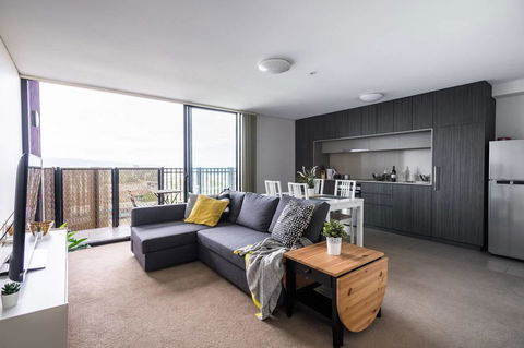 Modern 2 Bedroom+WIFI/Netflix/Parking+Great Views! - Accommodation Cairns 0