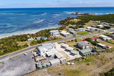 Rocks Retreat House With Sea Views - Accommodation Cairns 17