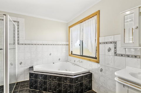 Rocks Retreat House With Sea Views - Accommodation Cairns 12
