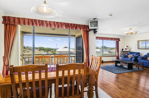 Rocks Retreat House With Sea Views - Accommodation Cairns 14