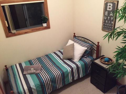 Rocks Retreat House With Sea Views - Accommodation Cairns 9