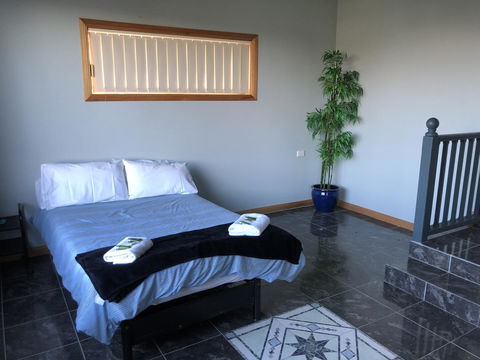 Rocks Retreat House With Sea Views - Accommodation Cairns 4