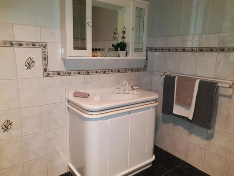 Rocks Retreat House With Sea Views - Accommodation Cairns 15