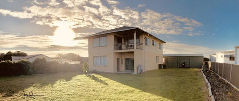 Rocks Retreat House With Sea Views - Accommodation Cairns 5