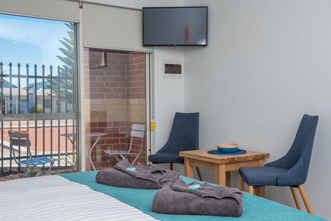 Jurien Bay Motel Apartments - Accommodation Cairns 8