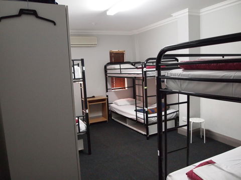 The Emperors Crown Hostel - Accommodation Cairns 4
