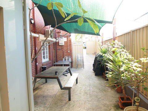 The Emperors Crown Hostel - Accommodation Cairns 17