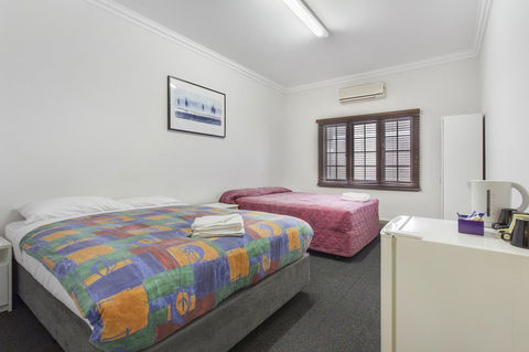 The Emperors Crown Hostel - Accommodation Cairns 16