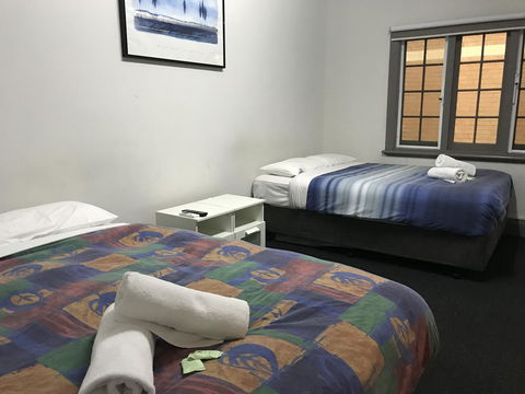 The Emperors Crown Hostel - Accommodation Cairns 8