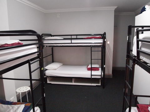 The Emperors Crown Hostel - Accommodation Cairns 11
