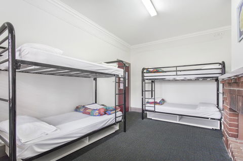 The Emperors Crown Hostel - Accommodation Cairns 7
