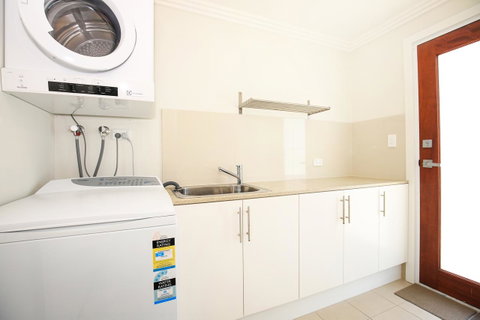 Calming Waters - Pet Friendly - Community Pool - Accommodation Cairns 24