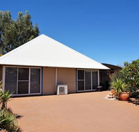 Osprey Holiday Village Unit 110 - Wake up to the birds in your 4 poster bed with a view - Accommodation Cairns