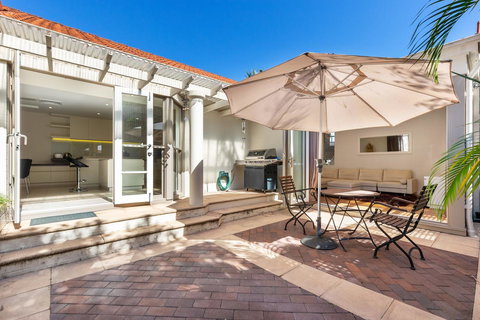 Kensington Self-Contained Modern House (89BROM) - Accommodation Cairns 2