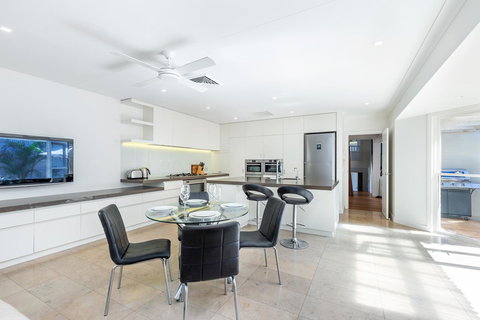 Kensington Self-Contained Modern House (89BROM) - Accommodation Cairns 5