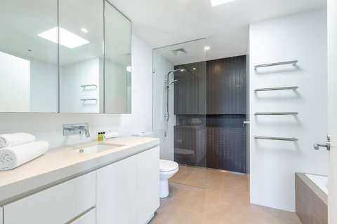 Kensington Self-Contained Modern House (89BROM) - Accommodation Cairns 10