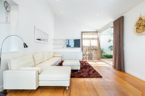 Kensington Self-Contained Modern House (89BROM) - Accommodation Cairns 15