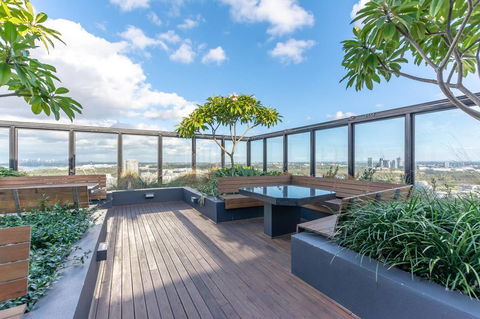 Japanese Style Waterfront Apt Wt Rooftop Pool - Accommodation Cairns 11